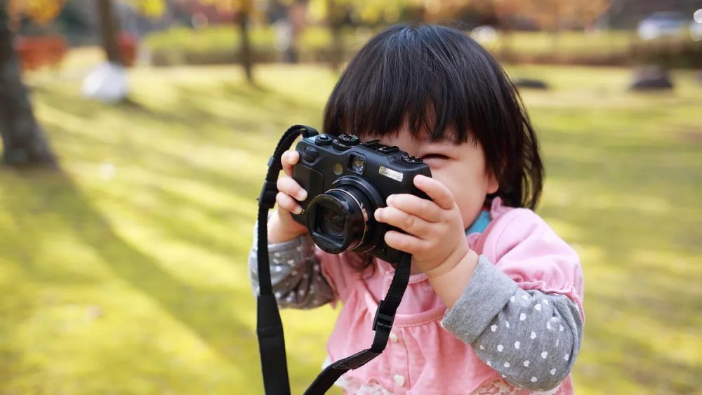 カメラを構える少女