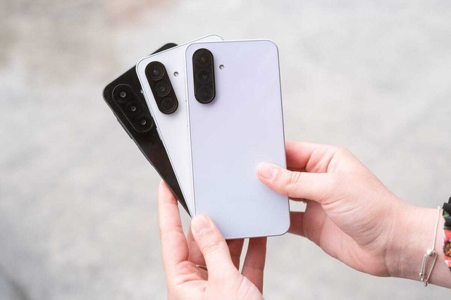 サムスン「Galaxy A26 5G」「A36 5G」「A56 5G」

　サムスンはMWCで、2025年向けの低価格スマートフォン3機種、Galaxy A26 5G、A36 5G、A56 5Gを発表した。価格はそれぞれ300ドル（約4万5000円）、400ドル（約6万円）、500ドル（約7万5000円）。3機種とも128GB（国や地域によって異なる可能性がある）のストレージを搭載し、Galaxy AI機能に対応する。

　注目すべきは、A36とA56は45Wの有線充電に対応していることだ。この価格帯のスマートフォンとしてはかなり高速といえる。