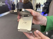 80インチを投影できるポケットサイズの三つ折りプロジェクターに恋した【MWC 2025】