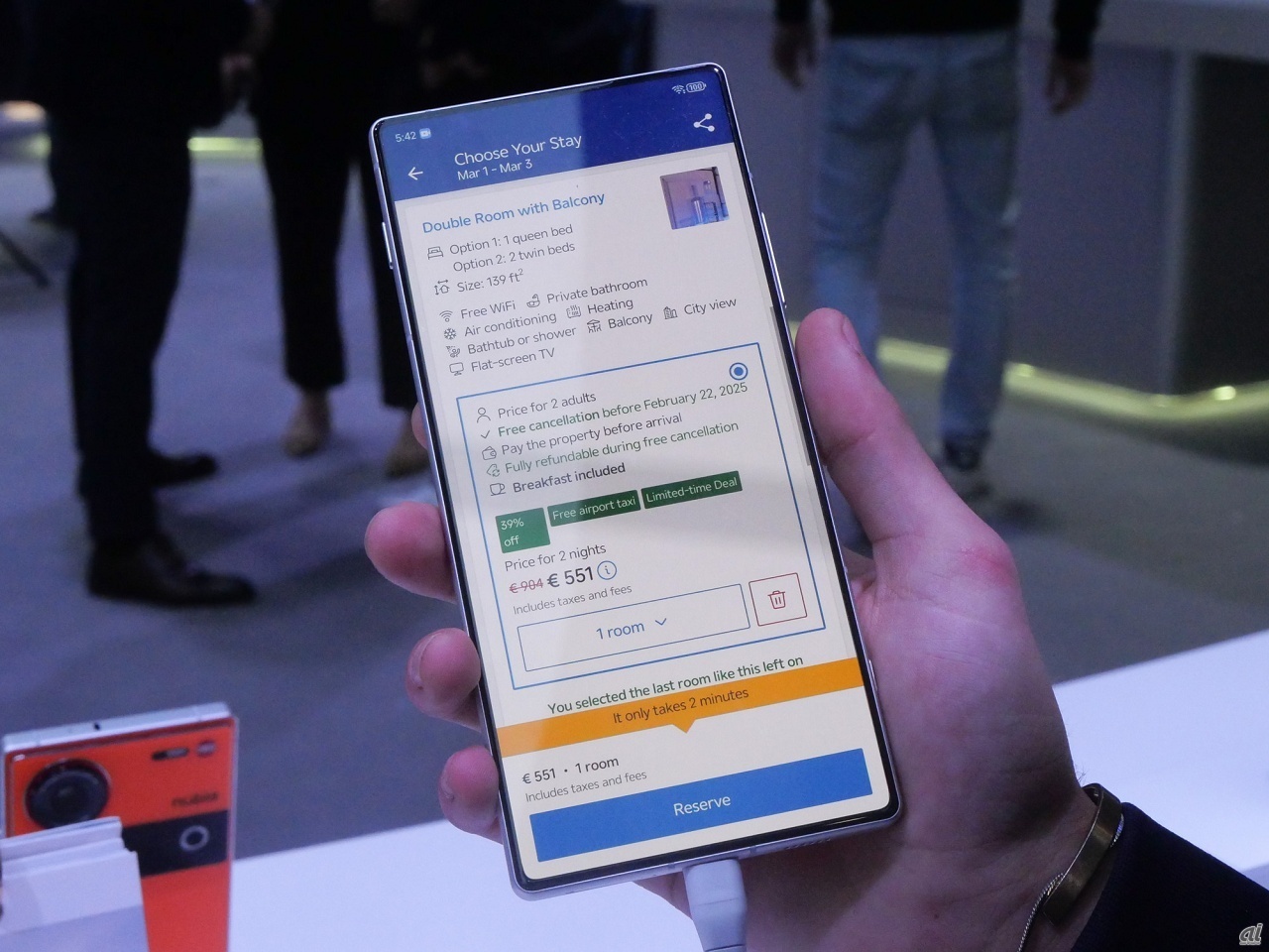 スマートフォンメーカーはAIエージェントに力を入れており、ZTEのAIエージェントでは日時と宿泊先を伝えると、自動で「Booking.com」を起動してホテルを探し、後はボタンを押すだけで予約できる状態にまで操作してくれる様子が披露された