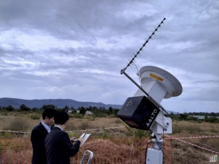 地上ゲートウェイ局のHAPS追尾状況を確認する様子
