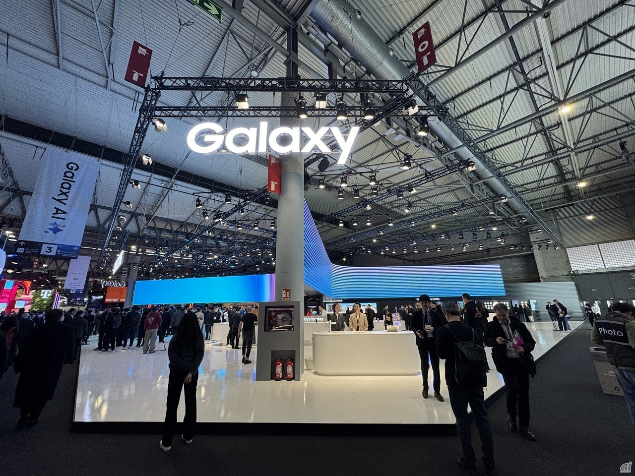 「Galaxy S25」シリーズでAIエージェントに力を入れるサムスン電子のブースでは、デバイスよりもAIを前面に打ち出した展示を実施している