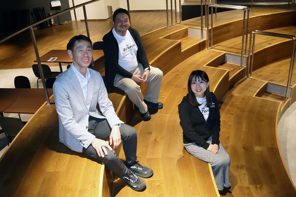 Meet Startups 2025に携わったExTorchのメンバー（左から、NTT Com イノベーションセンター プロデュース部門 担当部長 小室智昭氏、同 担当課長 齊藤基樹氏、同 野坂佳世氏）