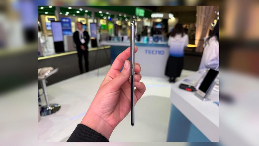 TECNO SPARK Slimを横から見た写真