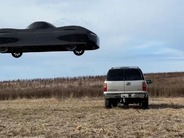 ふわりと浮かんで車を飛び越える「空飛ぶクルマ」–最新プロトタイプを映像で見る