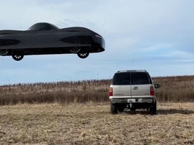ふわりと浮かんで車を飛び越える「空飛ぶクルマ」--最新プロトタイプを映像で見る