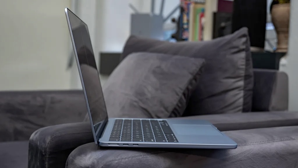 ほぼすべてのポートは左側。右側にあるのは 3.5mmヘッドフォンジャックだけ （Josh Goldman/CNET）