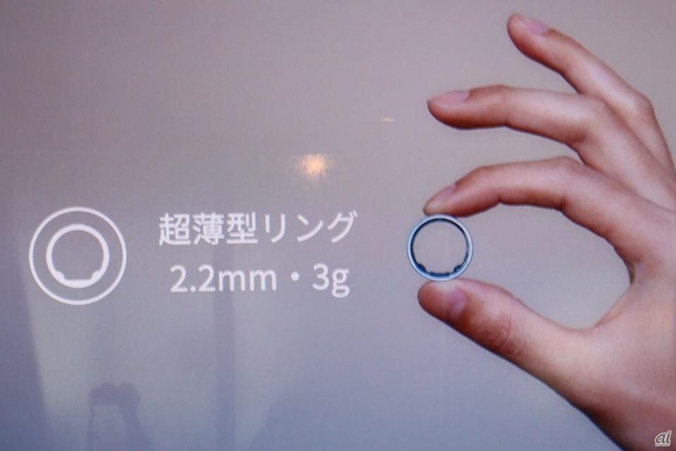 厚みが2.2mm、重さが約3g