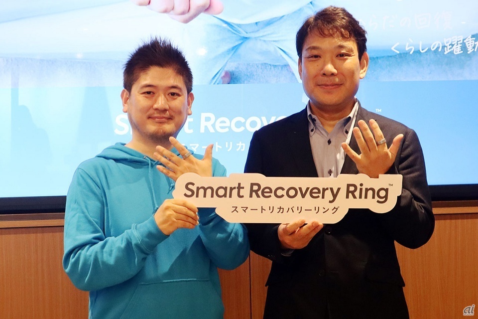 （左から）issin 代表取締役CEO 程涛（テイトウ）氏、KDDI パーソナル事業本部 パーソナル第1営業本部 商品需給部 関連商品1G グループリーダー 久保雅彦氏