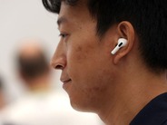 アップル、「AirPods」のリアルタイム翻訳機能を計画か