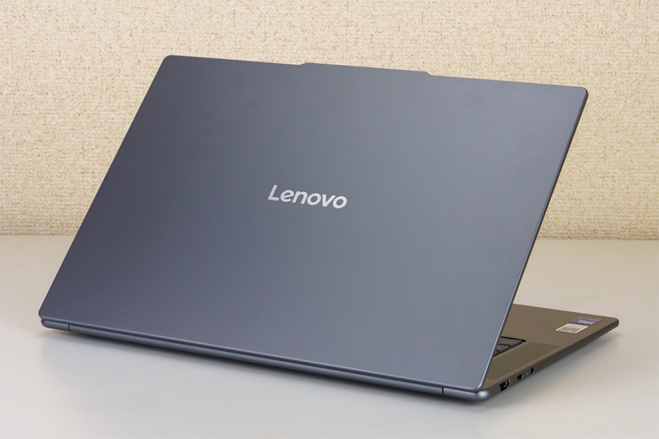 「Lenovo Yoga Slim 7i Aura Edition , imagined with Intel」のボディカラーはルナグレー。フラットなデザインでシンプルだ。