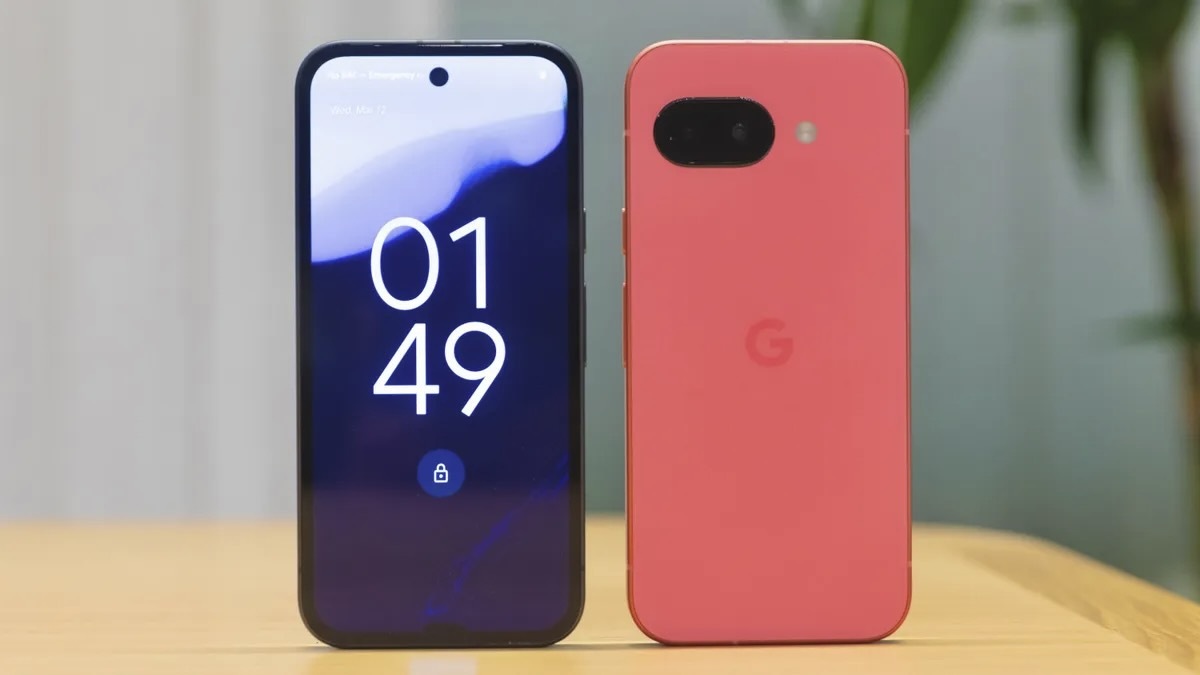 Pixel 9a。Googleは本機に耐久性を高めるリデザインを施したが、同時にカメラバーを廃止し、他のPixelシリーズで見られる独特の外観はやや薄れた（James Martin/CNET）