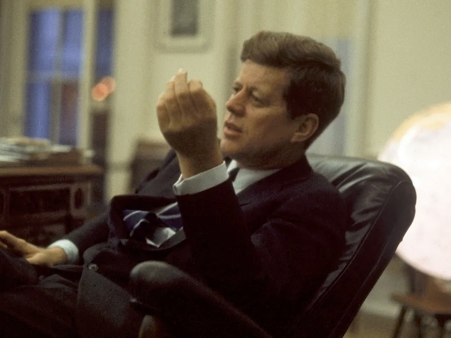 1961年4月、ホワイトハウスで執務するジョン・F・ケネディ大統領（Paul Schutzer/The LIFE Picture Collection/Getty Images）
