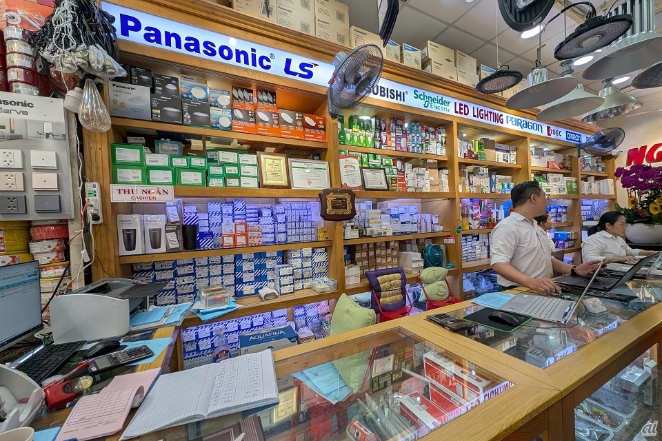 ホーチミン市内の電気店にて。街の多くのお店でパナソニックブランドを発見できる