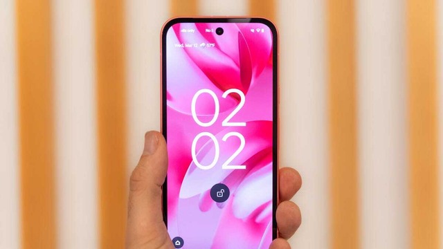 大型バッテリーとやや大きめの本体

　Pixel 9aの最大のデザイン特徴の1つはバッテリーだ。シリーズ最大容量となる5100mAhのバッテリーを搭載している。

　おそらくその影響で、Pixel 9aはPixel 9よりも物理的にわずかに大きい。サイズは154.7×73.3×8.9mmで、Pixel 9と比べると縦が1.9mm、横が1.3mm、厚さが0.4mm大きくなっている。