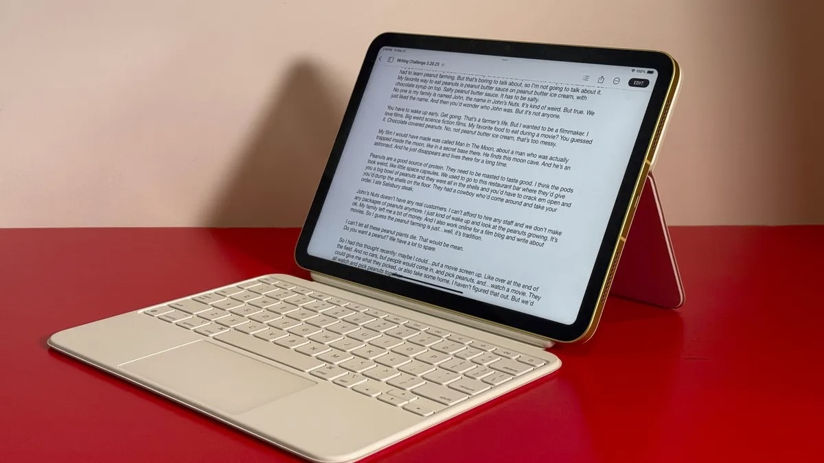 別売りのMagic Keyboard Folioはそこそこ使えるが高価すぎる（Scott Stein/CNET）