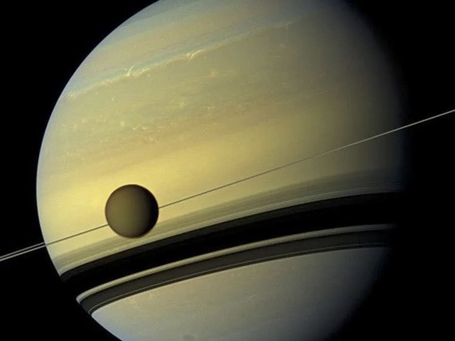 望遠鏡を覗くと、土星のリングが細い線のように映る（NASA/JPL-Caltech/Space Science Institute）