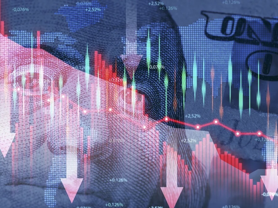 株価の急落局面こそ冷静さを保ち、長期的な視点で判断すべきだと専門家はアドバイスしている（nndanko/Getty Images）