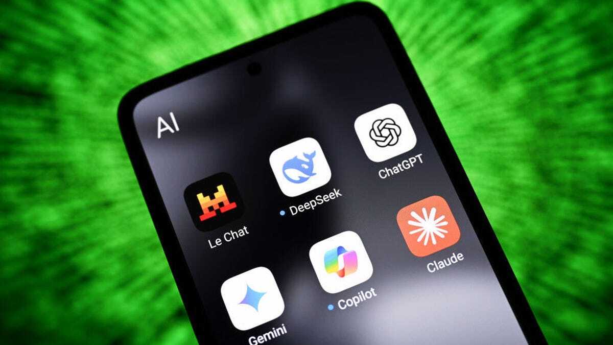 さまざまなAIアプリのアイコンが表示されたスマートフォン