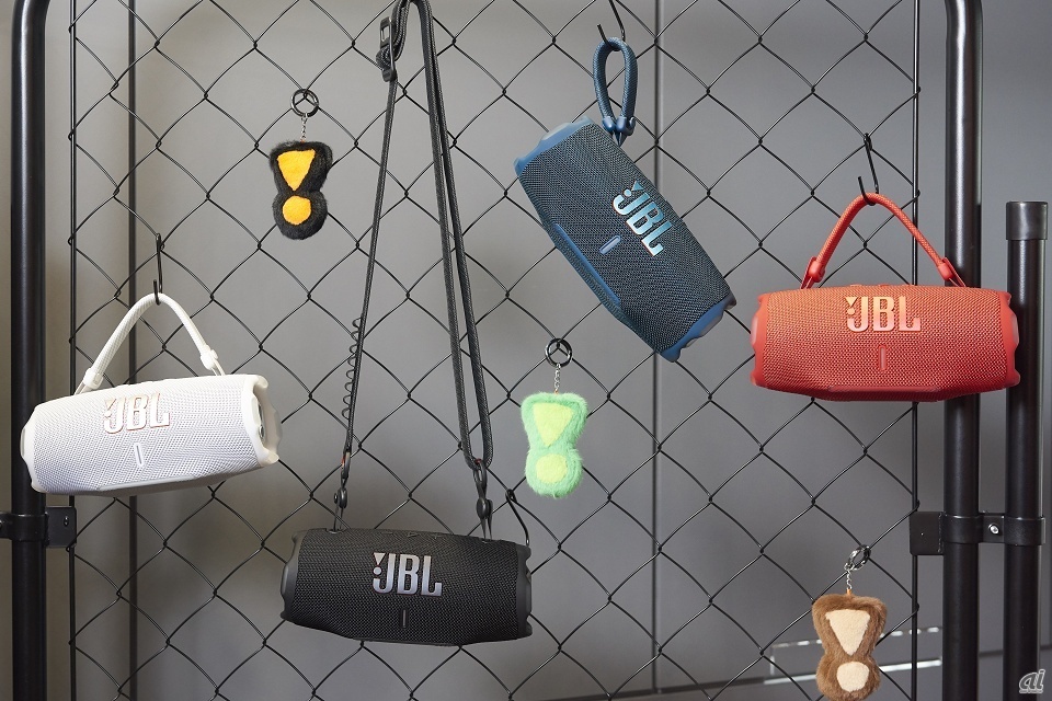 （左から）「JBL Charge 6 ホワイト」「JBL Charge 6 ブラック」「JBL Flip 7 ブルー」「JBL Charge 6 レッド」