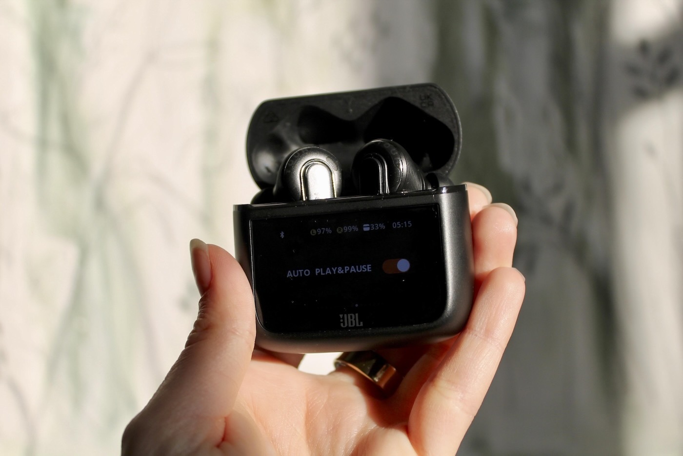 スマートディスプレイ付きのケース（Nina Raemont/ZDNET）