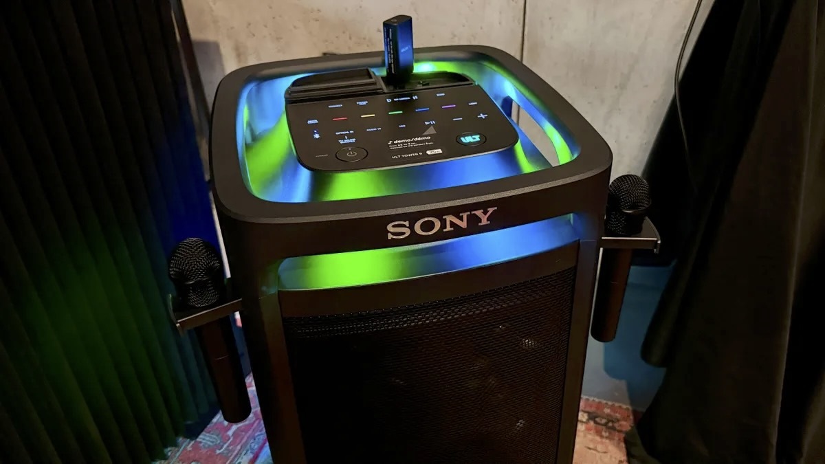 ULT Field 5。上部にワイヤレストランスミッターを装備（David Carnoy/CNET）