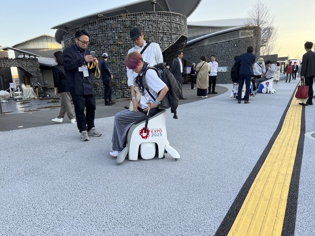 広い会場内を移動する手段としていろいろなタイプのモビリティが用意されており、試乗体験できる。写真はホンダの一人乗りハンズフリーパーソナルモビリティ「UNI-ONE」の新型タイプで走行性能が以前よりアップしているという。