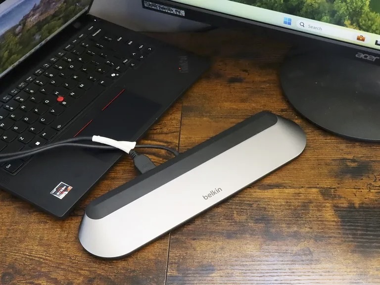 Belkin Connect Universal Pro Dockにケーブルを接続した様子（Cesar Cadenas/ZDNET）