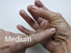 ステーキが正しく焼けているか、指だけで確認する方法