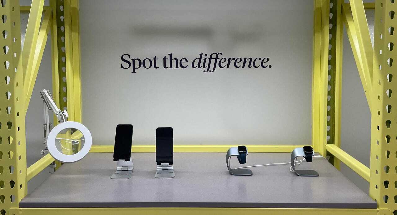 Back Marketのラボに展示された、新品と整備済みのスマートフォンおよびスマートウォッチ