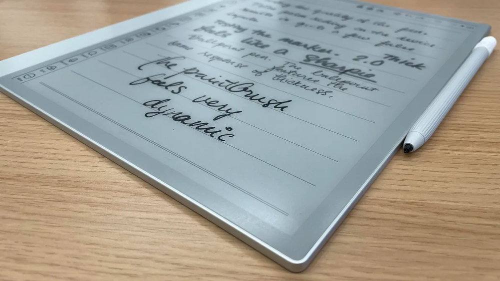 机の上に置いたBOOX Note Max