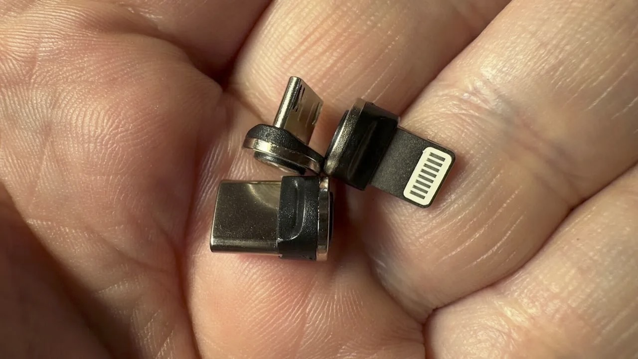 必要なコネクターはすべて揃っている。（Adrian Kingsley-Hughes/ZDNET）