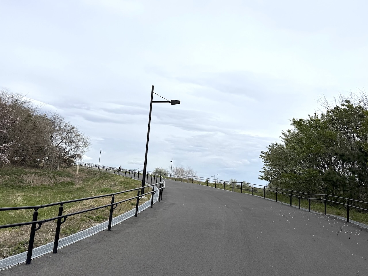 駐車場からは長い坂（あるいは階段）が続く