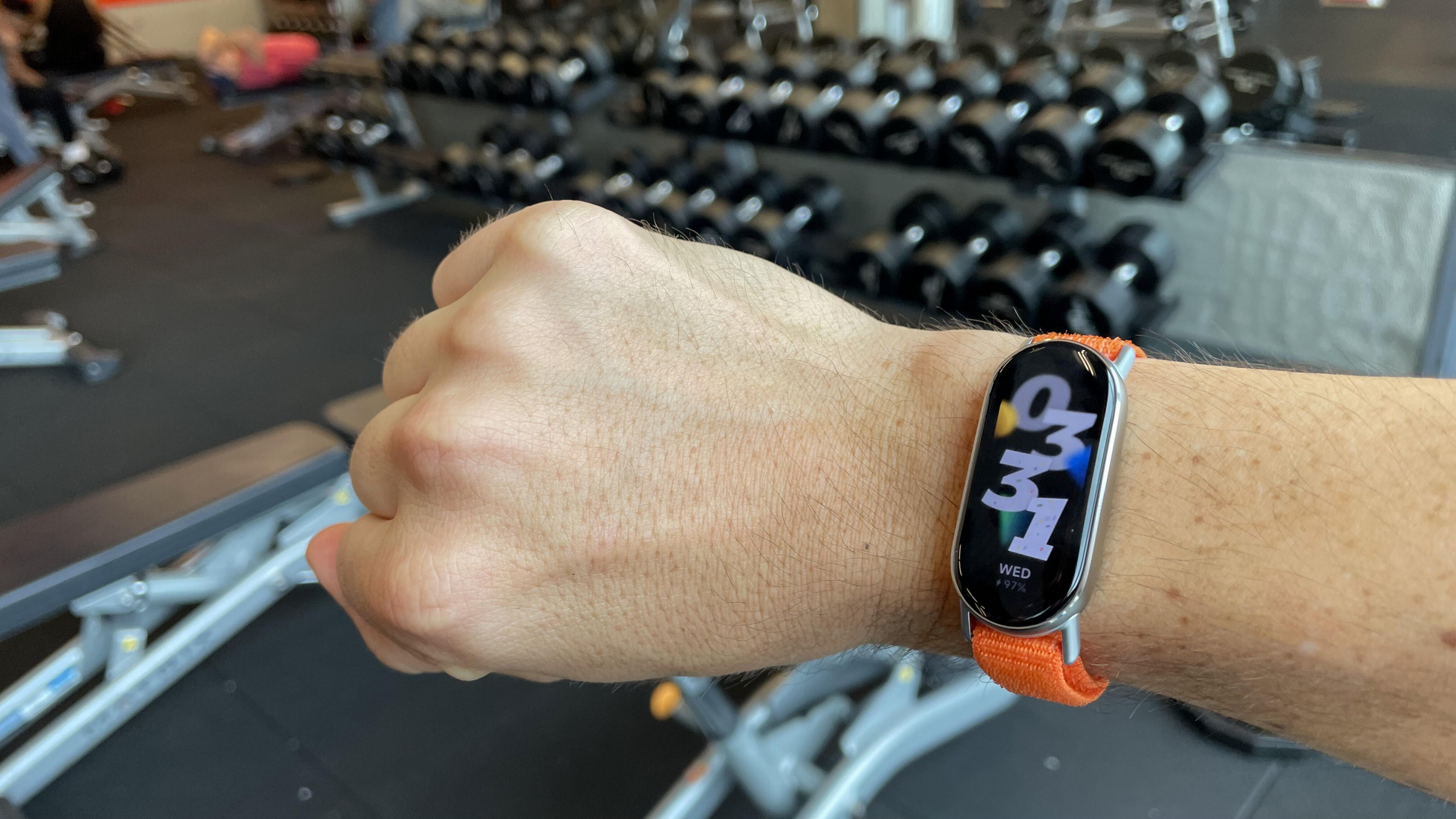 Smart Band 9を着けた腕