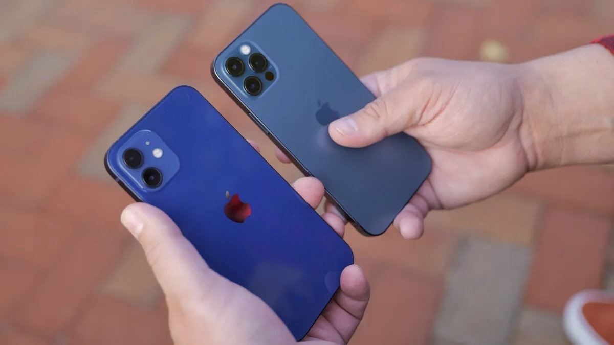 2種類のブルー：左がiPhone 12、右がiPhone 12 Pro（Patrick Holland/CNET）