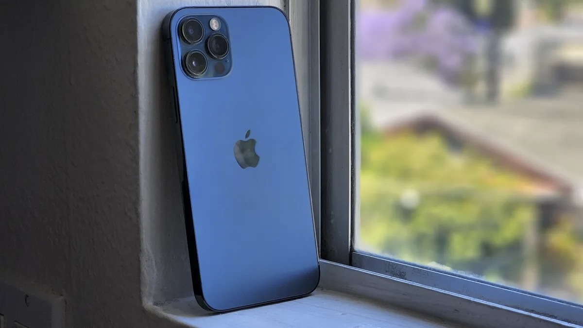光が当たれば、iPhone 12 Proのパシフィックブルーは確かに青だ（David Lumb/CNET）
