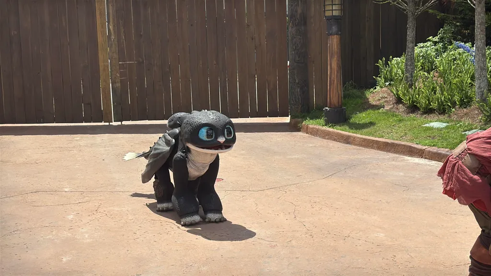 「ダート」と呼ばれる赤ちゃんドラゴンのロボットが座っていた