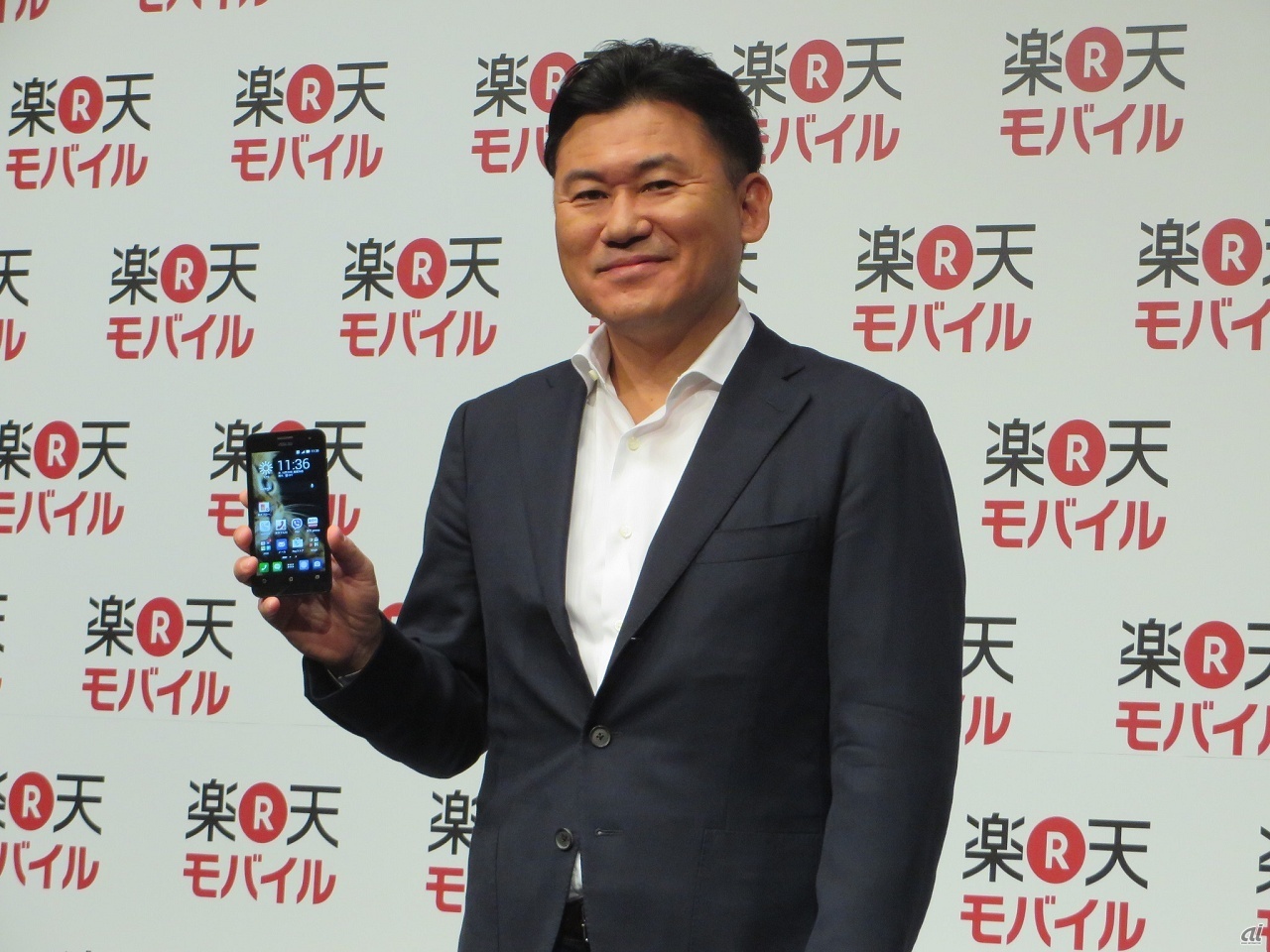 楽天グループは2014年、傘下のフュージョン・コミュニケーションズ(当時)を通じ、MVNOとして「楽天モバイル」ブランドでのコンシューマー向けモバイル通信サービスを本格開始している