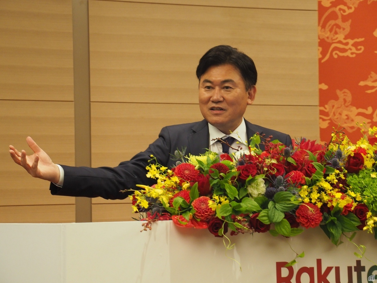 2022年に楽天グループが実施した25周年記念イベントでは、菅義偉元首相がビデオメッセージを寄せ、岸田文雄前首相が登壇するなど、当時の政権との距離の近さを印象付けていた