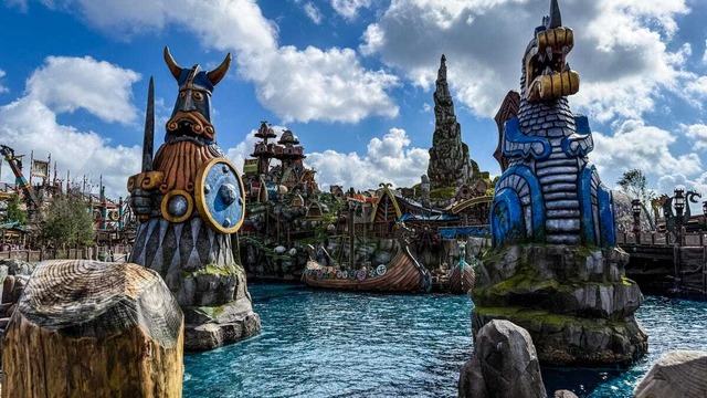 　5月22日にオープンする最新テーマパーク「Epic Universe」を一足早く体験した際の様子を、写真とともにお届けする。

バーク島の入口

　バーク島は、Epic Universeの「ホームワールド」といえるCelestial Parkから枝分かれする4つの没入型ワールドの1つだ。「How To Train Your Dragon」のキャラクターとドラゴンであふれ、まるで魔法のように魅了される。これは私たちが5月22日の開業を前に見学した、この新テーマパークの壮麗なアトラクションの一部にすぎない。
