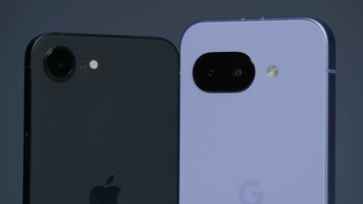 iPhone 16eとPixel 9aの背面上部