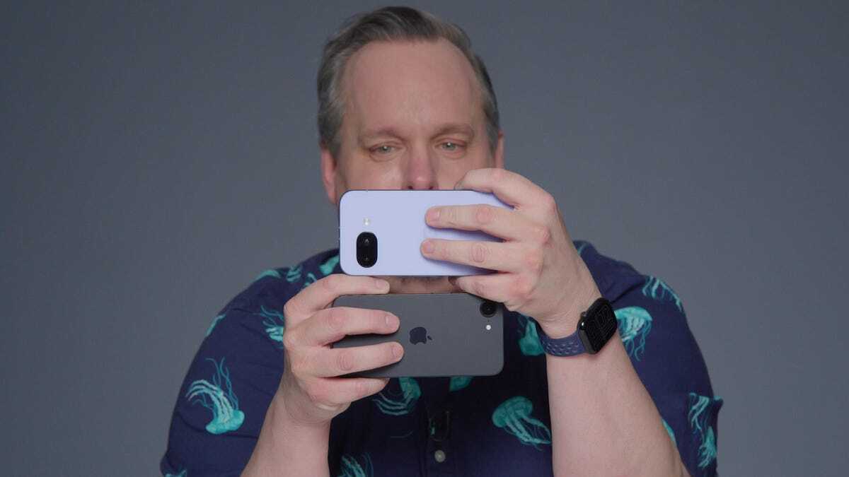 Pixel 9aとiPhone 16eを持つ筆者