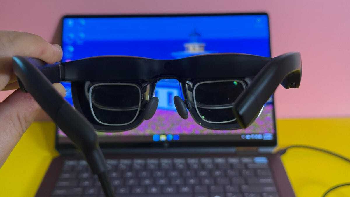 視力矯正用のインサートが付いたXREAL Air 2 Ultra