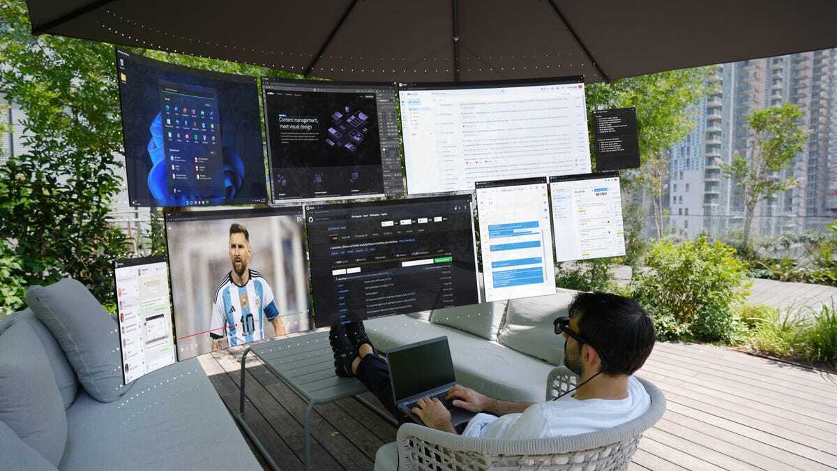 Spacetopによる活用イメージ。座った人物の前方の空間に多数のウィンドウが表示されている