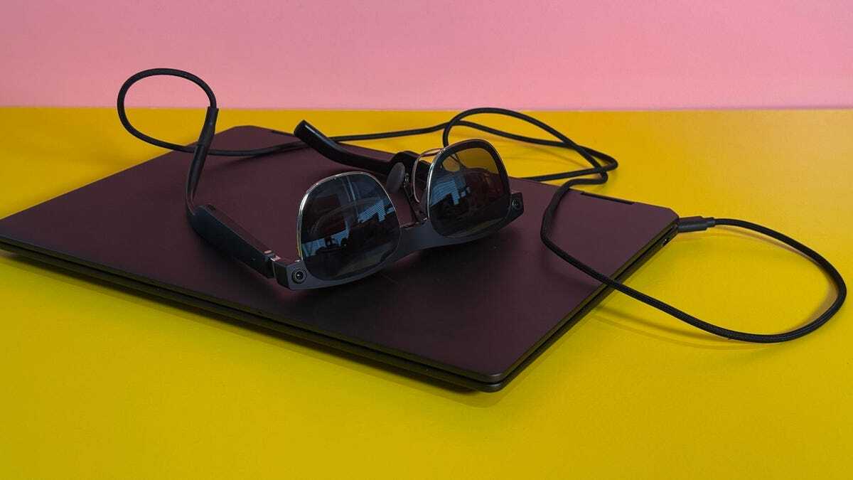 スマートグラスと、USB-Cケーブルで接続されたノートPC