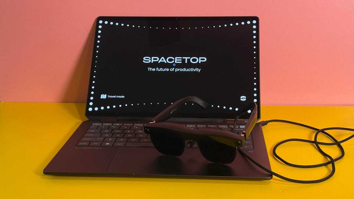 Spacetopと表示されたノートPC