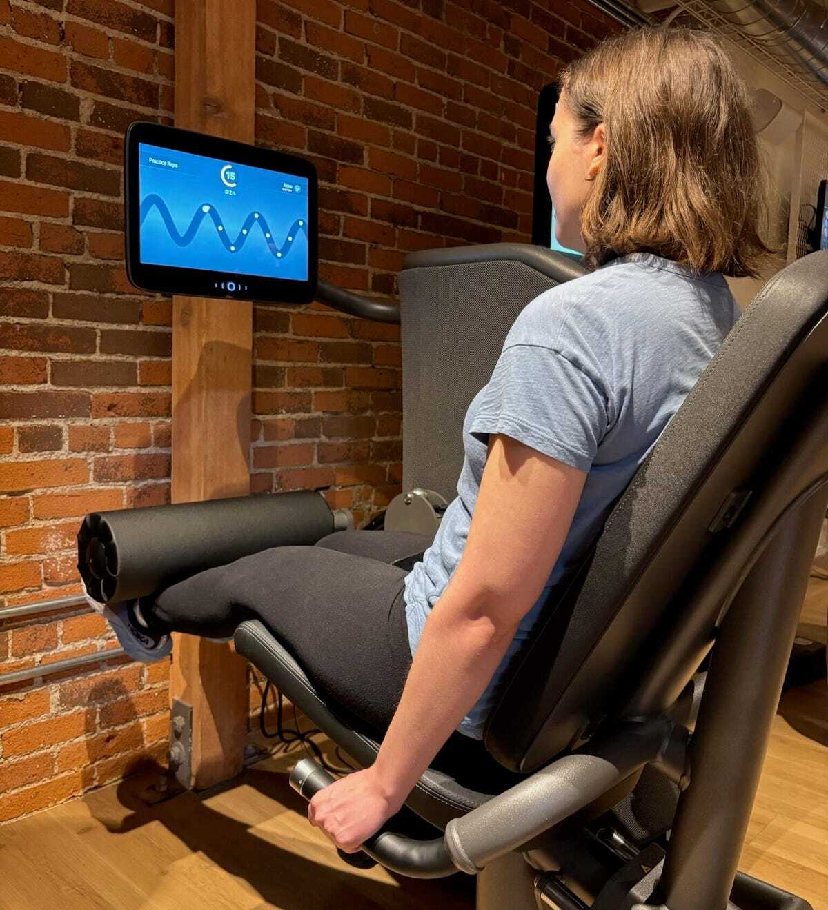 レッグプレスで筋力をテストする筆者