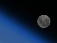 ISSからの絶景、NASAの宇宙飛行士が撮った春の満月「フラワームーン」