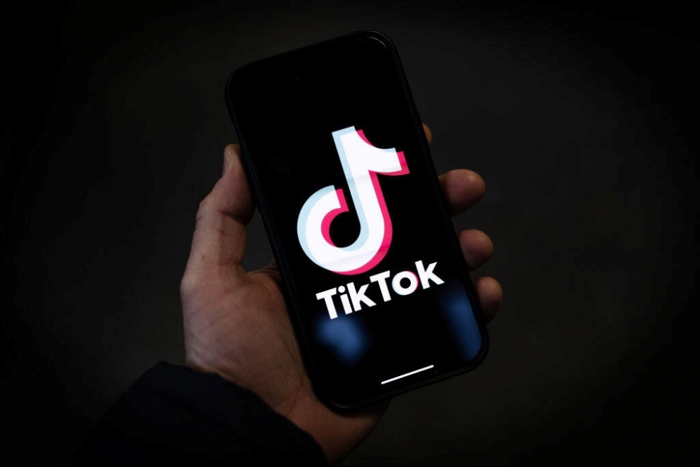 TikTokのロゴが表示されたスマホ