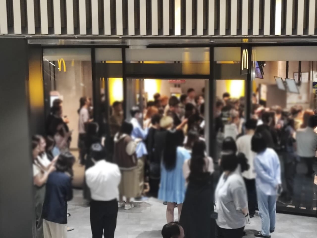 混雑するマクドナルドの店舗